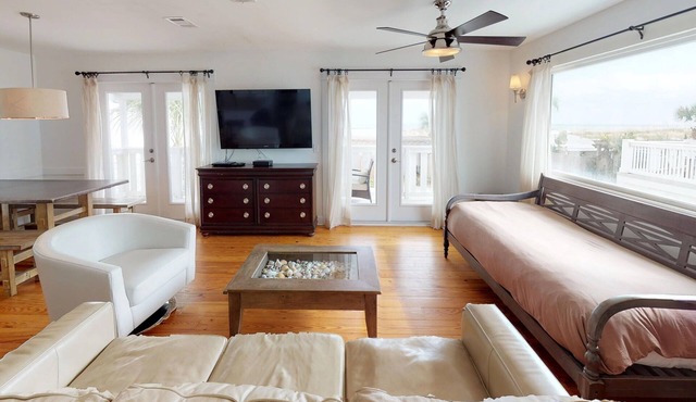 💲BEST BEACH💲 Gorgeous Ocean Views - Renovated Like POTTERY BARN - Beach Steps Away in Saint Augustine Beach