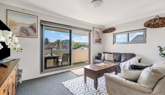 Bondi Beach Breeze with Balcony - New Listing in Bondi Beach