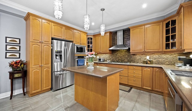 Bright & Cozy Detached Home ~ Sleeps 8 ~ 3.5 Baths in Brampton