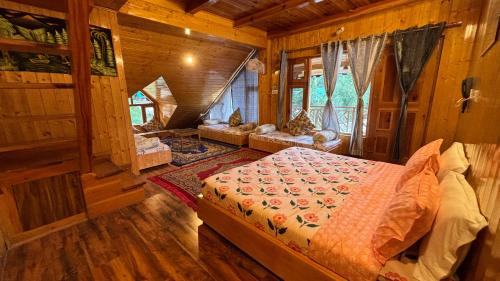Cafe Saffron Sips & Stays - Alpine Suites Naggar Near Manali