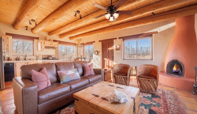 Casita Romantica~ Mountain Views~ Kiva Fireplace~ Hot Tub~ 8 mins to Plaza!