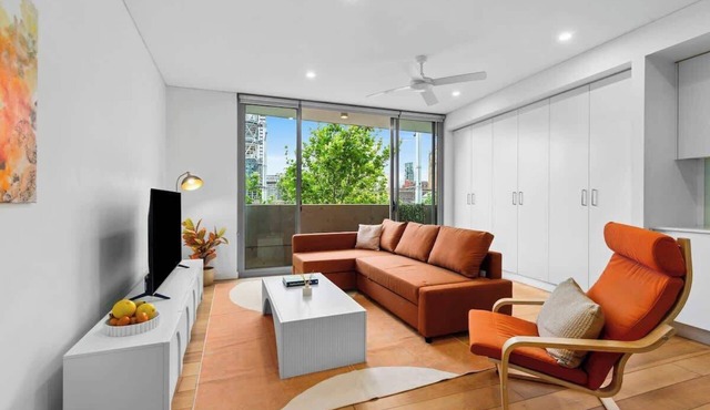 Central art-filled 2 beds with balcony & aircon in Surry Hills