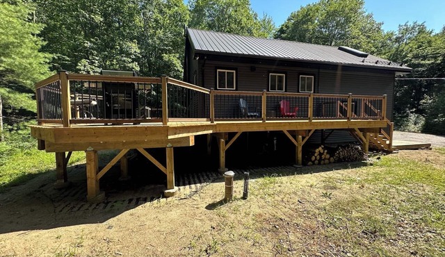 Charcoal Tree House: Cozy Cottage, Luxe Deck, Stargazing, Theatre, Forest Views in Gravenhurst