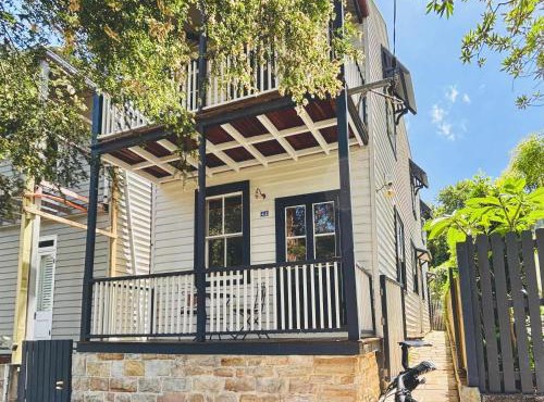 Charm & History 3bdr Cottage near Harbour Views in Sydney