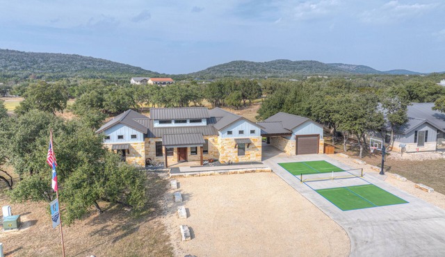 Charming 1-bedroom pool house in lovely Concan with AC and out door kitchen. in Concan