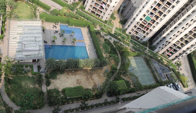 Charming 2-bedroom apartment with WiFi, AC in enchanting Noida, Free Parking