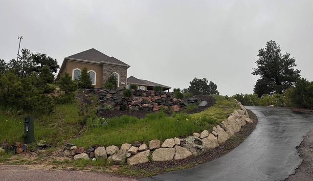 Charming 2-bedroom with King Size Beds; WIFI, Private Patio with table and grill in Monument