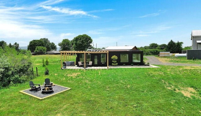 Charming Container Getaway Amidst Rural Serenity in Pine Grove