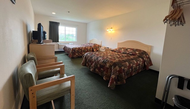 Charming Double Queen Suite in Heart of Red Bud in Red Bud