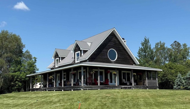 Charming riverfront 3-bedroom house in St. George perfect for your getaway in St. George