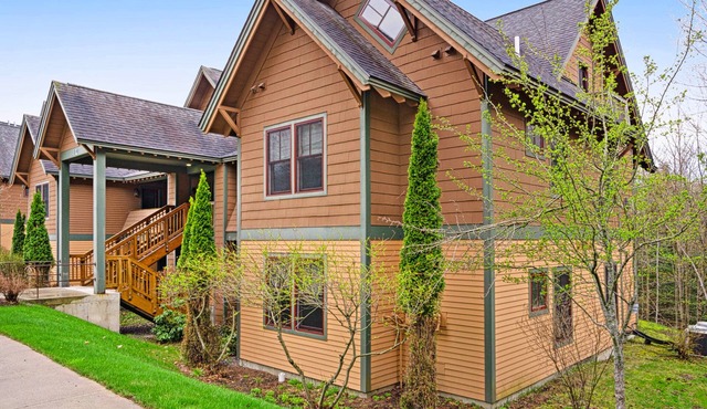 Charming & spacious two-story townhome with balcony - close to Okemo in Cavendish