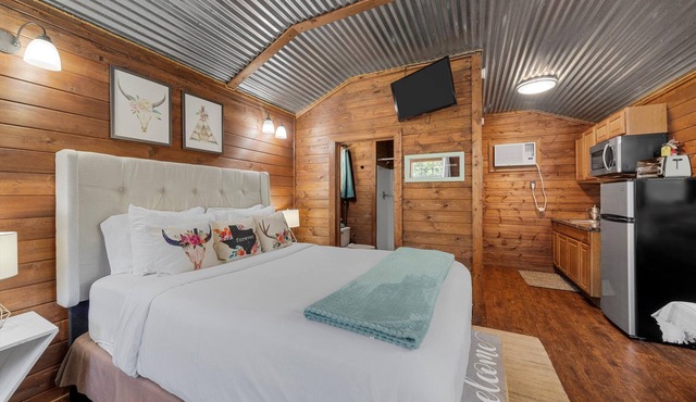 Charming Tiny House #3 Getaway with Pool: 20 minutes from Baylor and Magnolia! in Crawford