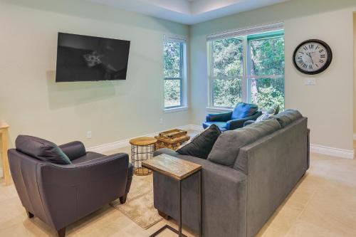 Charming Willis Hideaway < 1 Mi to Lake Conroe! in Willis