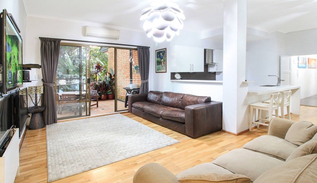 CLOVELLY RD-BEACHES-PARKS-DINING-SHOPS-BUS-170SQM-POOL-SPA-SAUNA-GYM-200SQM YARD