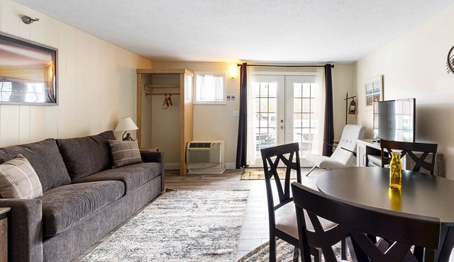Coastal gem near the beach with WiFi, pool, & spacious interior in Ogunquit