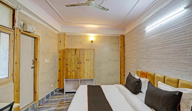 Collection O Aditya Inn Sector 66 Noida Near Adarsh Pariksha Kendra