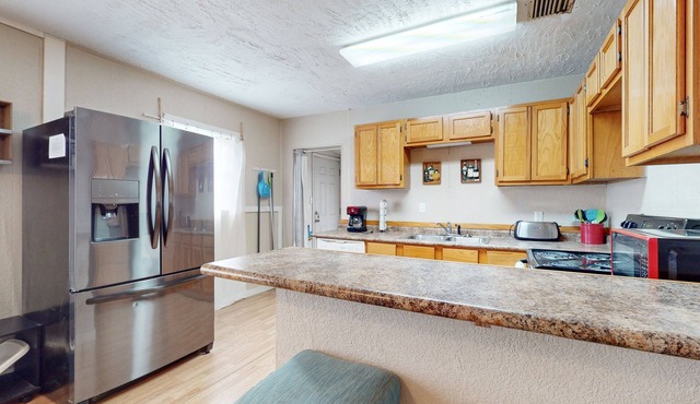 Comfortable home with spacious living room, kitchen & dining area in Ingleside