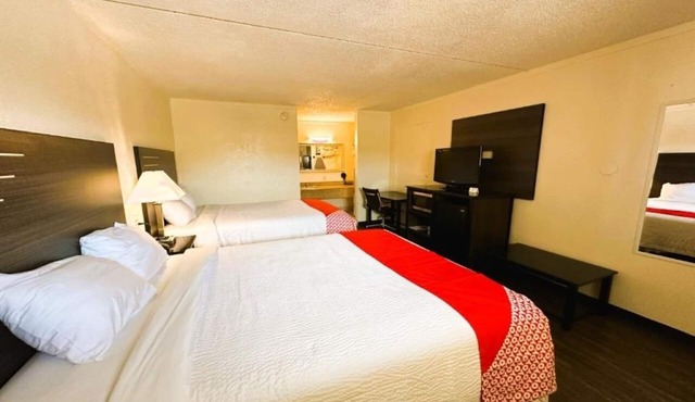 Convenient & Comfortable Room with 2 Queen Beds & Outdoor Pool Near SeaWorld in Bexar County