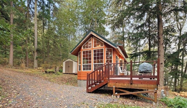 Cozy 1BR Waterfront Cabin with Mountain Views in Eastsound