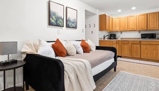 Cozy boho studio near mountains - pet/family friendly in Mapleton