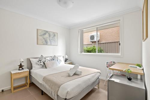 Cozy Double Room in Panania - Close to Stations & Stores - Shared Bathroom