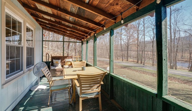 Cozy Eagle Rock Cottage on the Creek w/ Loft! in Eagle Rock