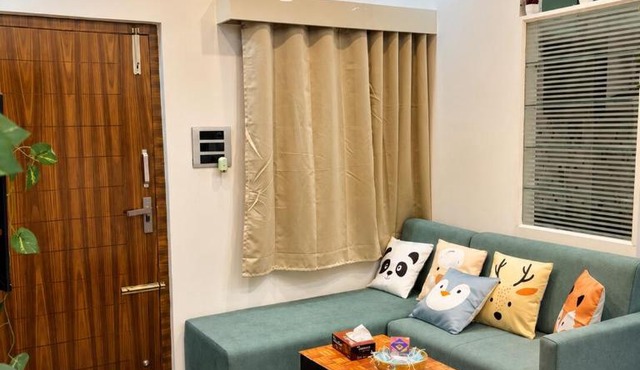 Cozy Luxury Home for Couples, Family and Business Professionals with Power Backup and Lift in Electronic City