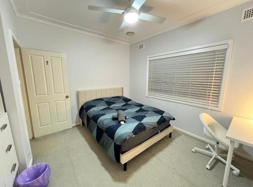 Cozy Queen Room in Two Story House - R2 in Sydney