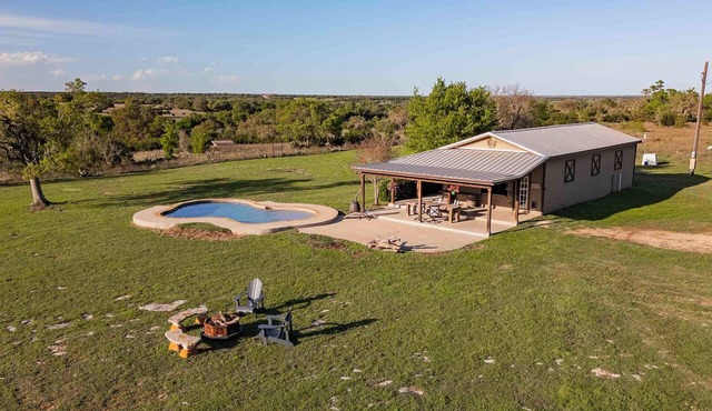 Cozy, Romantic Country Escape With Pool & Sunset! in Bertram
