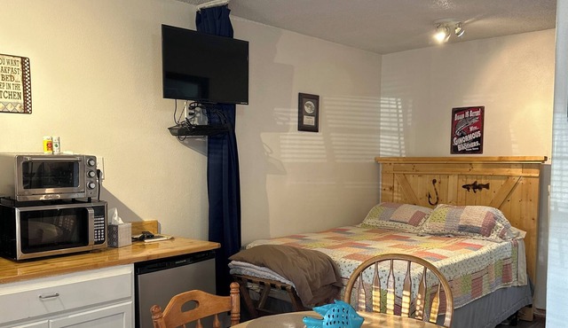 Cozy weekend get-a-way cabin within walking distance from State park. in Mammoth Spring