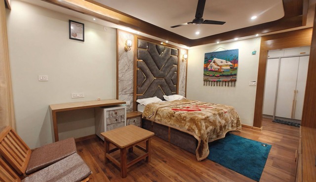Cozy Wood Paneled Scenic Room with Walk-in Closet