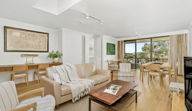 Cremorne - SPF13 - Spofforth Street - Sunny 2BR Apartment with Balcony Parking Near Cremorne Shops Transport
