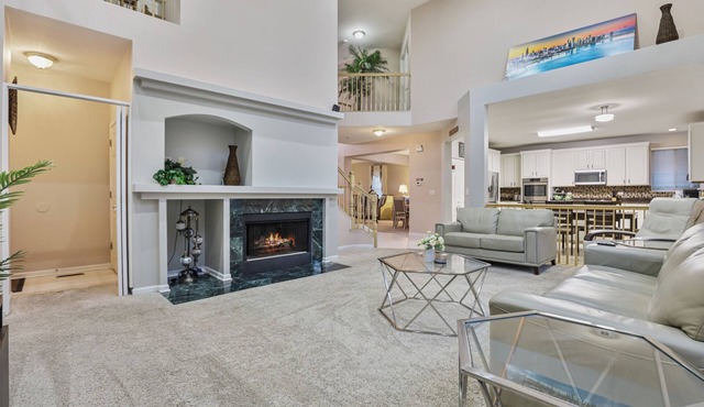 Crisp: Spacious 5BR - 2.5 BT house in Carol Stream in Carol Stream