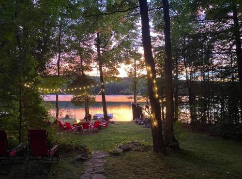Dawson Loop Inn 3BR Lakefront Chalet Style Cottage in Maynooth