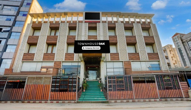 DeluxeTHE GOLDEN CROWN HOTEL
