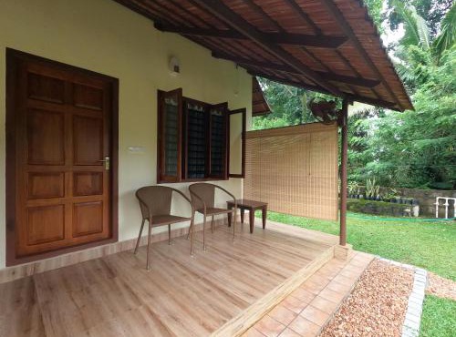 Dhwani Backwater Homestay - Riverside Retreat with Garden Views