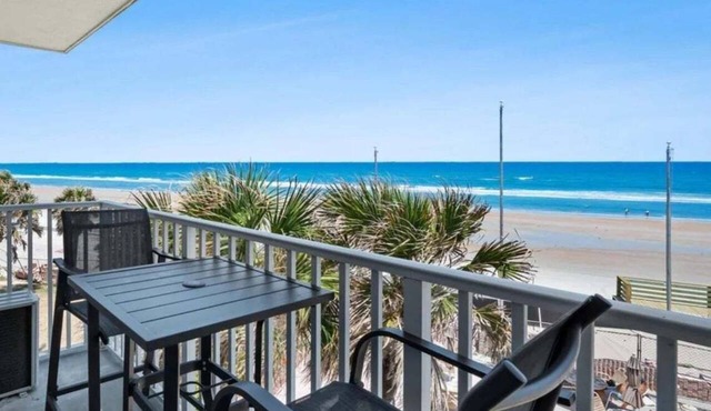 Direct Ocean Views, Clean & Cozy Studio – Walk to Dining & Beach Fun in Daytona Beach