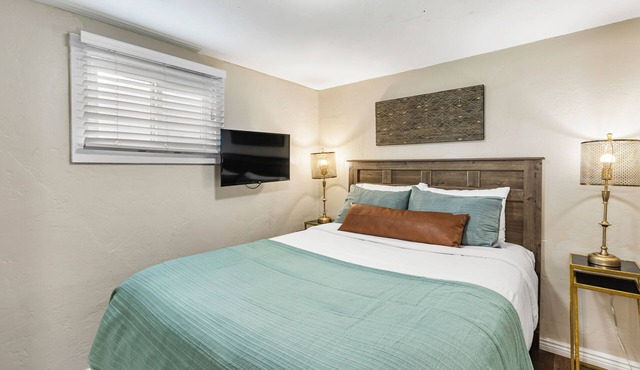 Downtown Manitou 1BR: Walk to Incline + Free Parking [Dog Friendly] in Manitou Springs