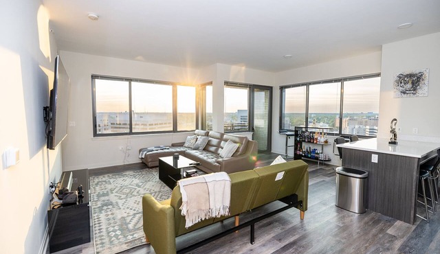 Downtown Silver Spring 2BR Luxury Apt with Rooftop Pool & Metro access in Silver Spring