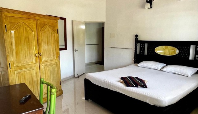 Easy Living Guesthouse - Close to Margao, near Varca Beach, Varca