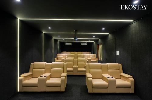 EKOSTAY - Casa Enzo 7BHK -Theatre Room Private Swimming Pool and Indoor Games