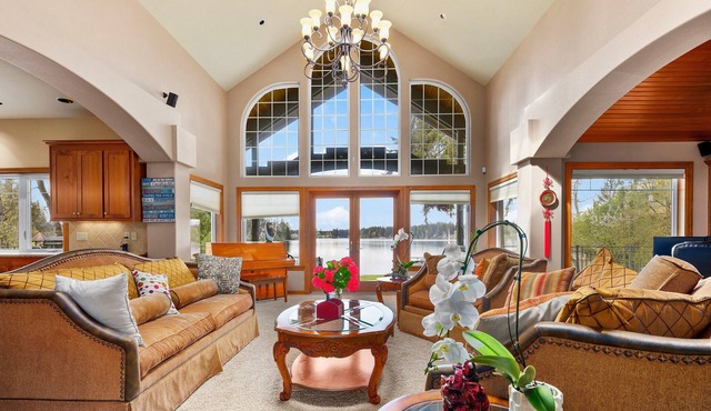 Elephant Home/Private HUGE Lakefront home, Waterslide/boating/kayaking/fishing. in Spanaway