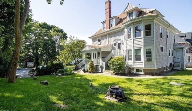 Enjoyable Sunny 2-bedroom apartment with WiFi in Fall River Historical District in Fall River
