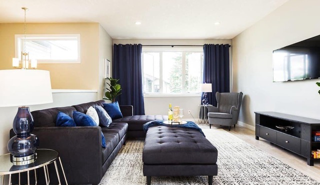 ★Executive Home★Garage⚡WiFi & NFLX ★Sanitized✔Long Stays! in Edmonton