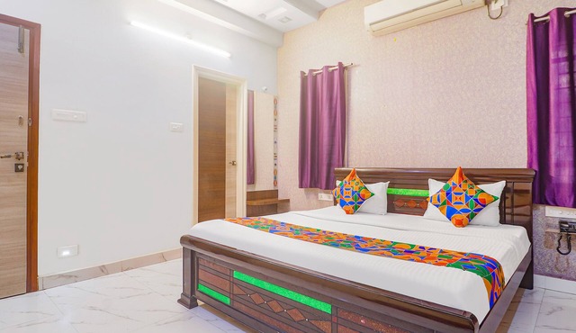 FabHotel Golden Gate - Hitech City
