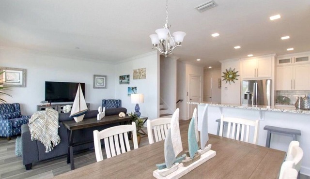FALL & WINTER SPECIALS! 5 Bdrm 5 Bath,Elevator, Private Pool,Dock, Walk to Beach in Marathon