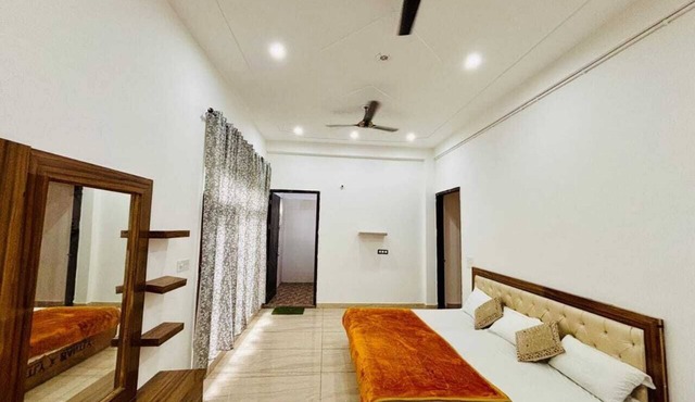 Fantastic 5-bedroom farmhouse in Gurugram for a relaxing stay