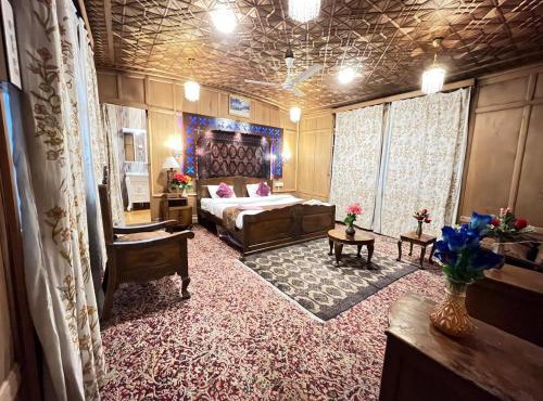 Floating Shanghai Group Of Houseboats