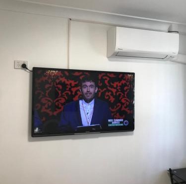Fragrant Home-68C one king single bed aircon Room in Doonside