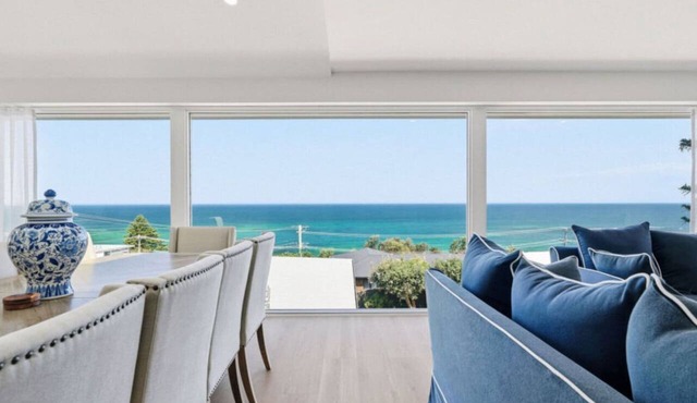 Glass House Retreat at Forresters in Forresters Beach